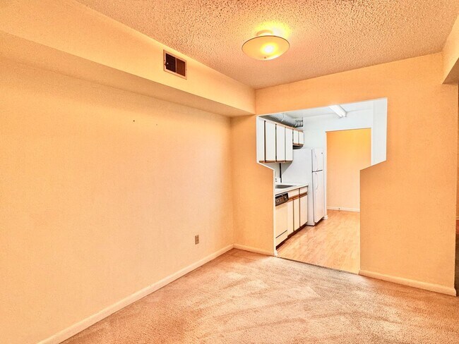 Foto del edificio - 2 Bedroom/2 Bath Condo near shopping with den, community Pool and more!