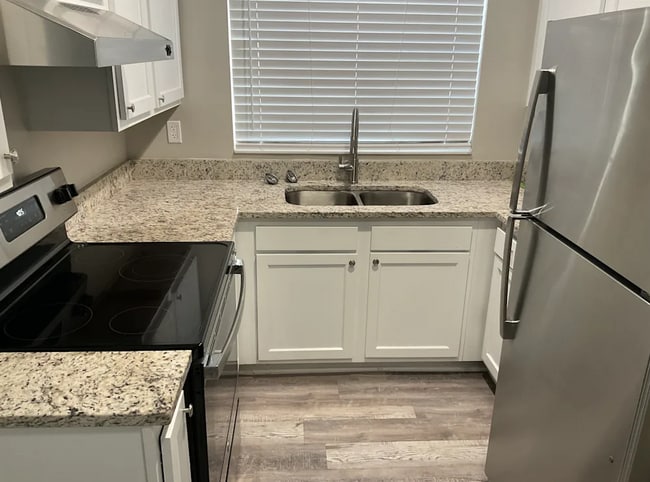 Building Photo - 431 Iris Rd