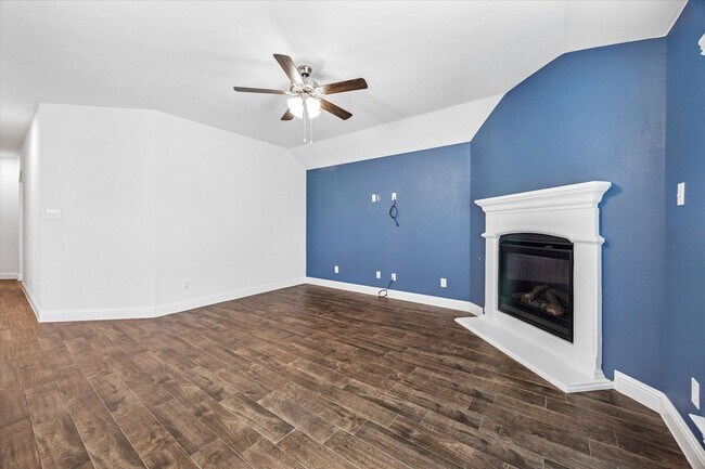 Building Photo - Cute 3 bedroom, 2 bath with study