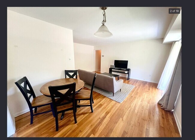 Foto del edificio - 10527 Montrose Ave