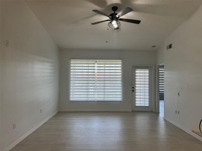 Foto del edificio - 5572 Metrowest Blvd
