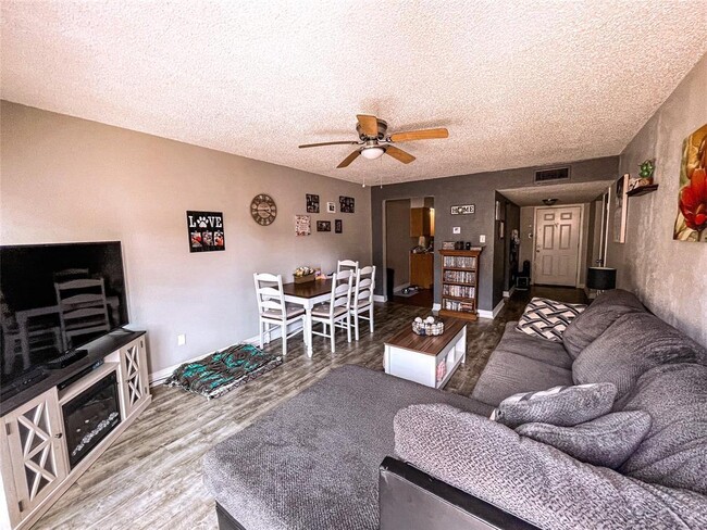 Building Photo - 6016 Westridge Ln