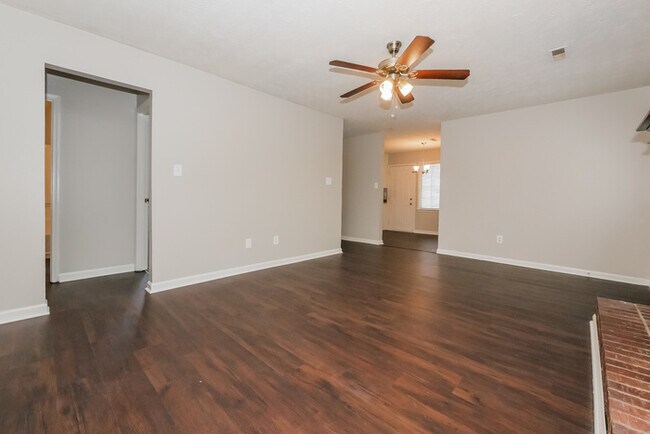 Foto del edificio - 8645 Garvey Dr