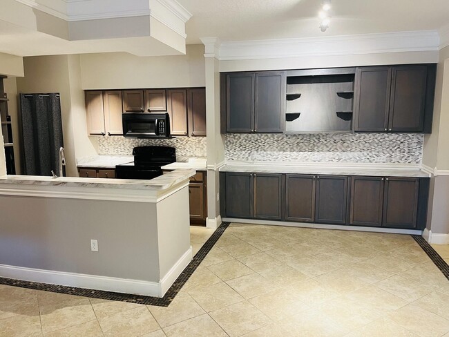 Building Photo - 6101 Myrtlewood Cir W
