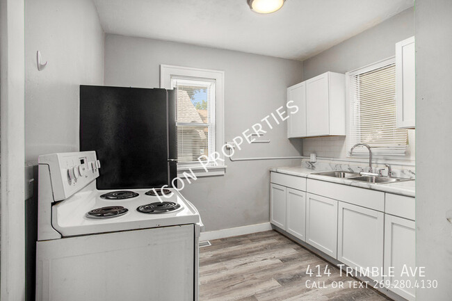 Building Photo - Beautifully updated 2 bedroom, w/ large ba...