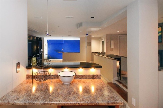 Building Photo - 307 Oliphant Ln