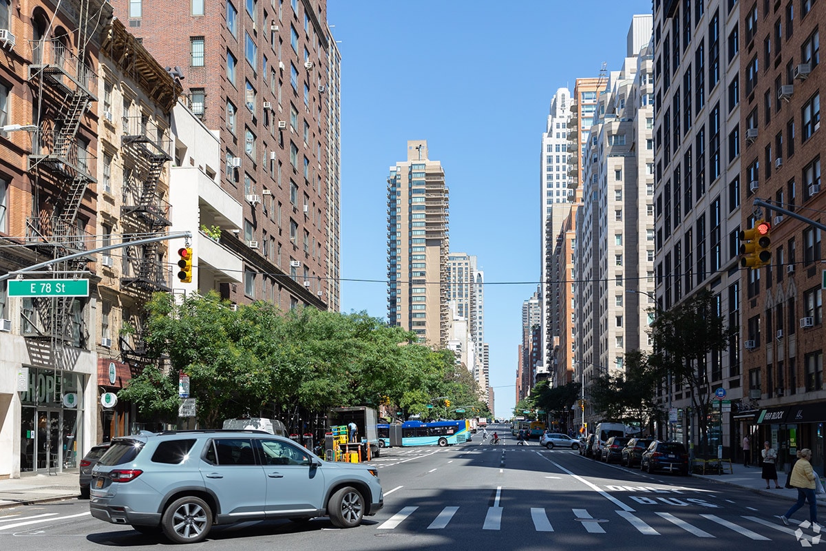 纽约上东区 East 78th Street 与东侧住宅街景
