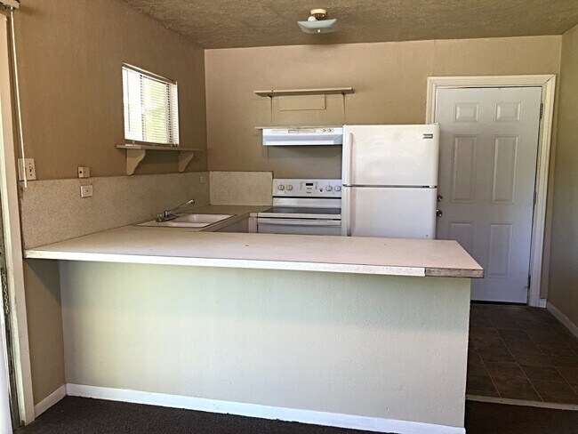 Foto del edificio - 735 Rosedale Dr - B, Port Arthur, TX