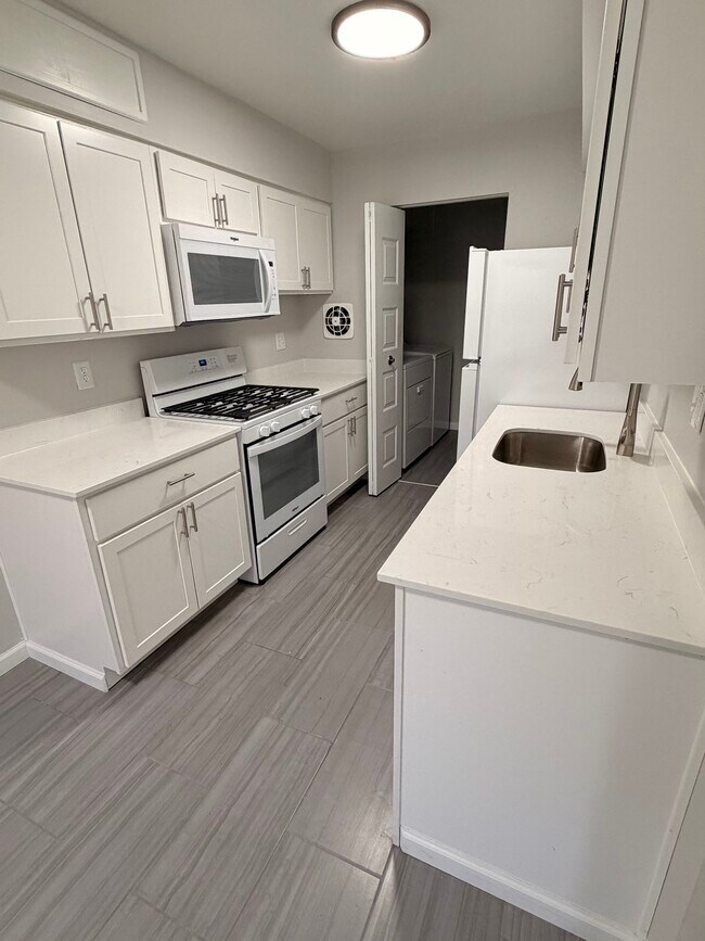 ¡Cocina totalmente nueva! - Fountain Court Townhomes