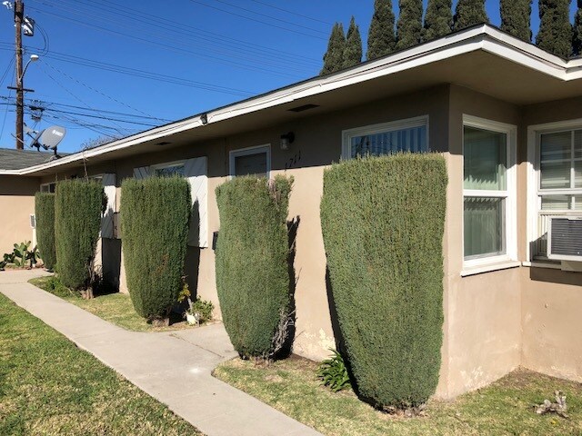 Building Photo - 1709 N Hollywood Way