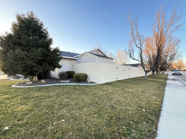 Building Photo - 11950 W Cactus Ct