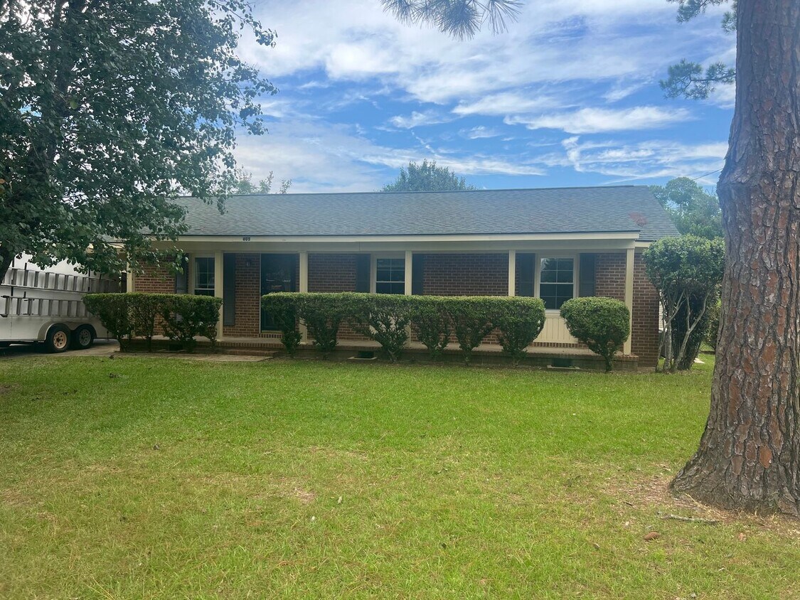 Primary Photo - 405 Holly Dr