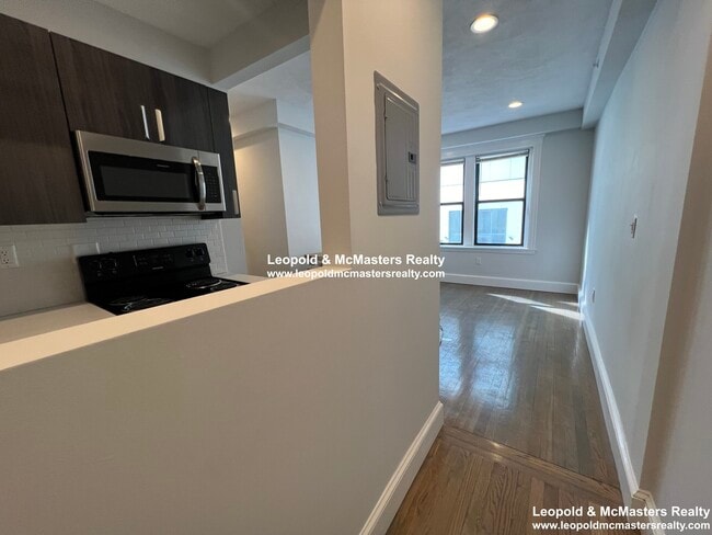 Building Photo - 100 Peterborough St