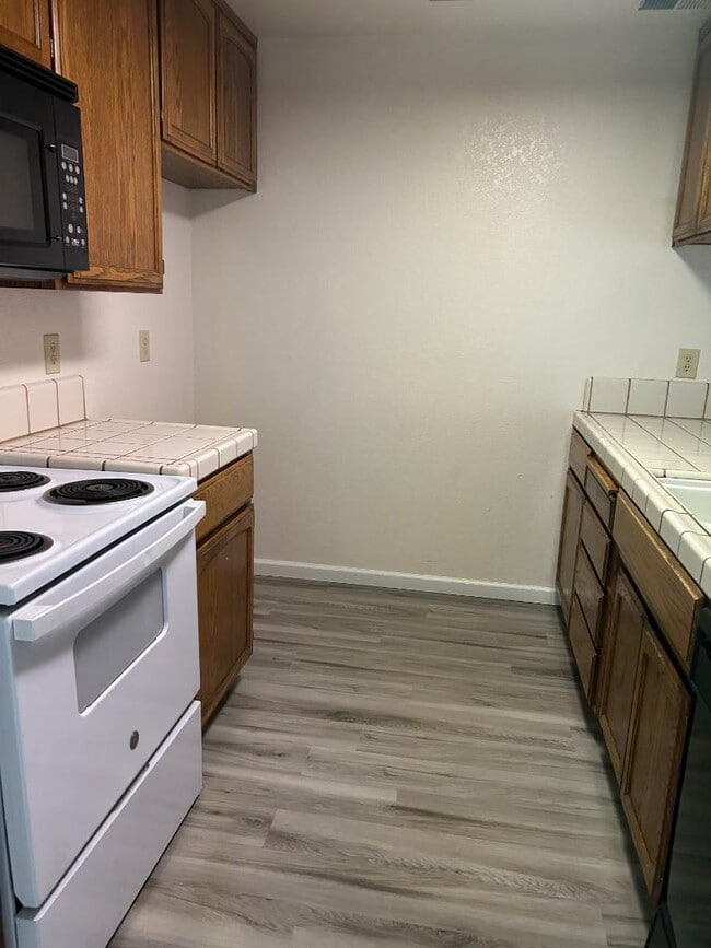 Building Photo - 2250 Scarborough Dr