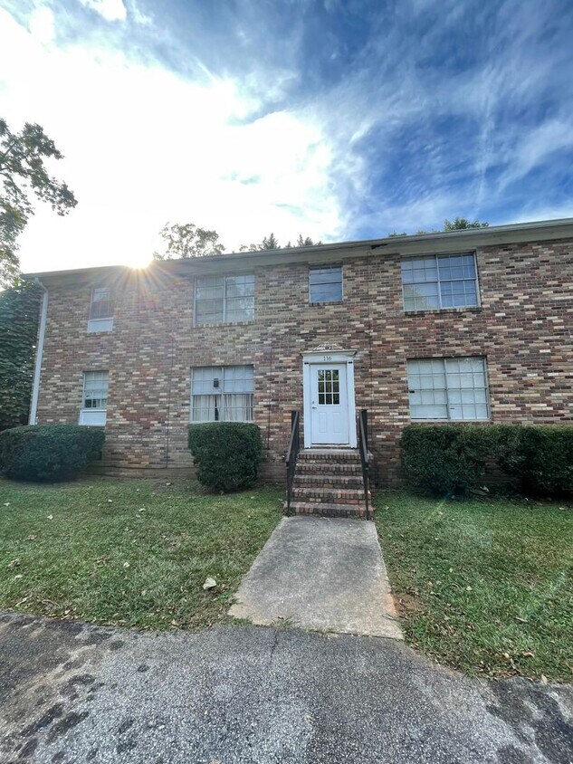 Foto principal - 2 Bedroom / 1 Bath Carrollton Apartment - Updated!