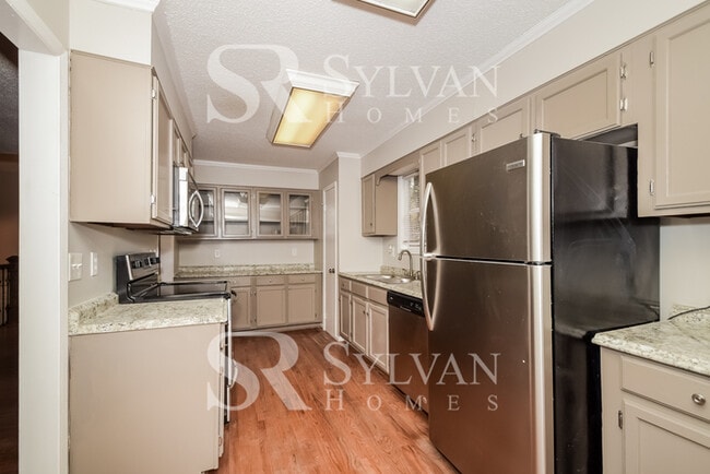 Foto del edificio - Luxury, Location, and Convenience, it is all HERE!