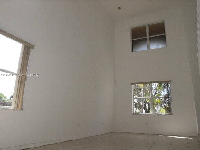 Foto del edificio - 14905 SW 34th St