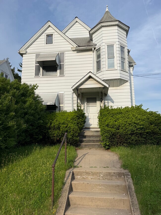 Building Photo - 22 Chestnut St