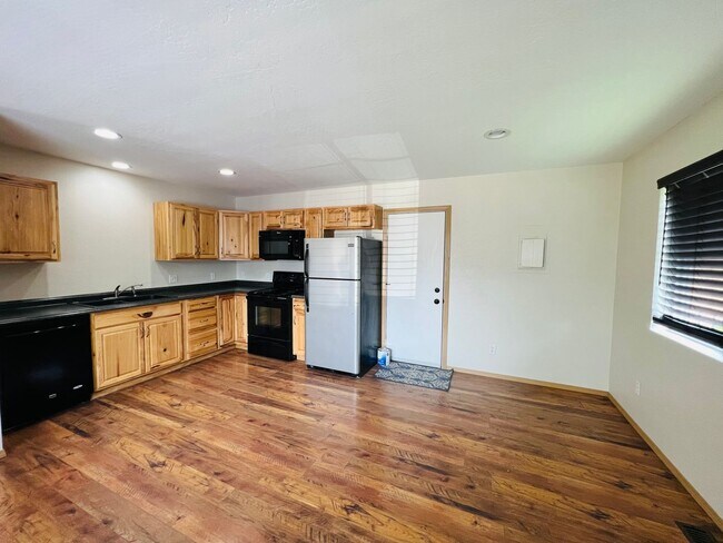 Building Photo - Centrally Located Duplex