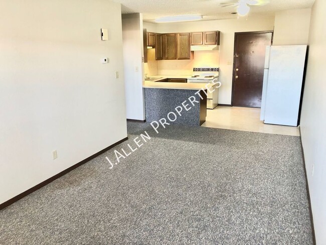 Building Photo - Rarely Available 1 bed, 1 bath