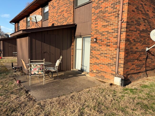 Building Photo - 8 S Trace Rd