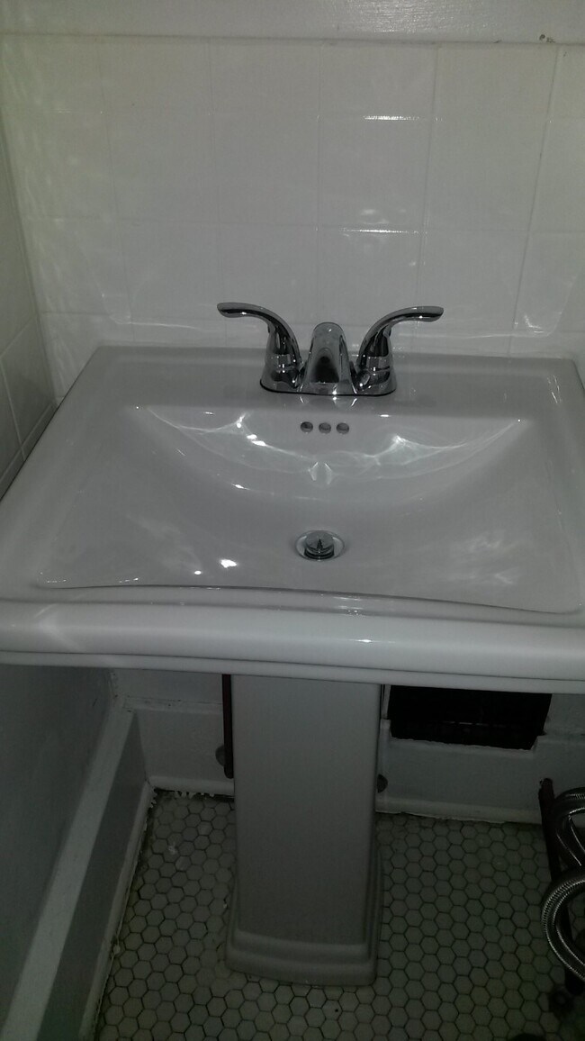 full bath - 10 Turner Street