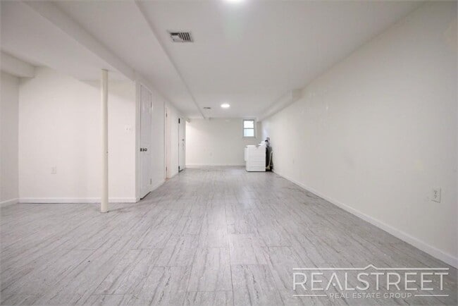 Building Photo - NO FEE! 3 BED 1.5 BATH DUPLEX in Stuyvesan...