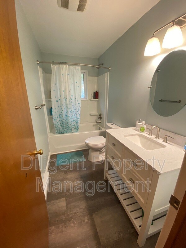 Building Photo - 1556 Redwood Dr