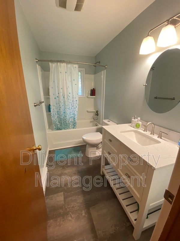 Photo du bâtiment - 1556 Redwood Dr