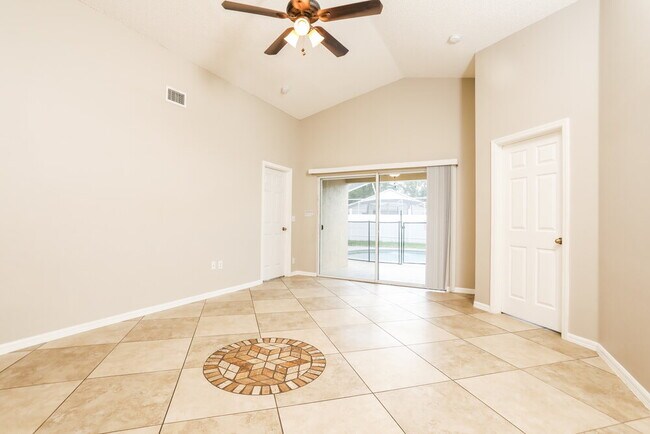 Foto del edificio - 17510 Silver Creek Ct