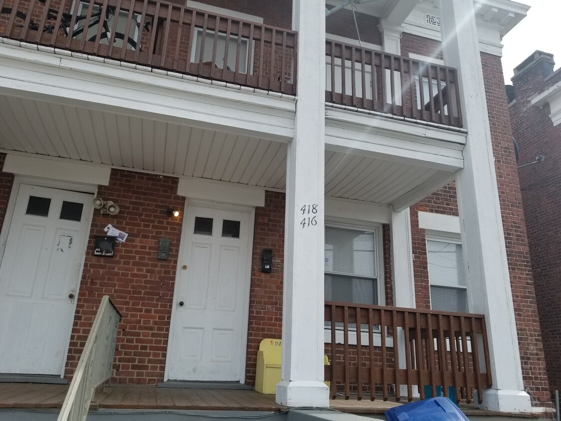Primary Photo - 418 Bond St