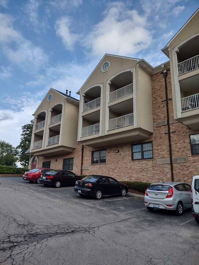 Building Photo - 2730 Brownsboro Rd