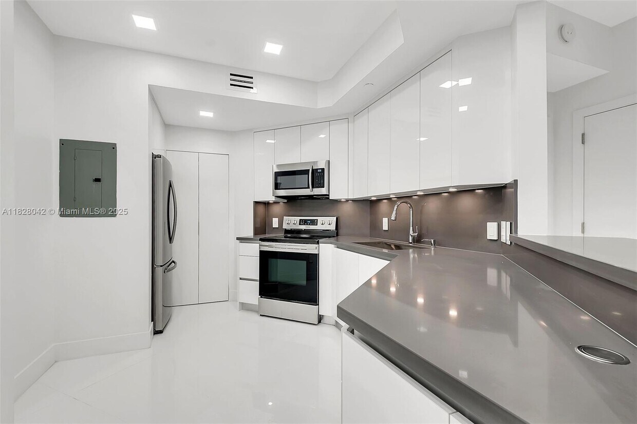 Primary Photo - 888 Brickell Key Dr
