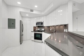 Building Photo - 888 Brickell Key Dr