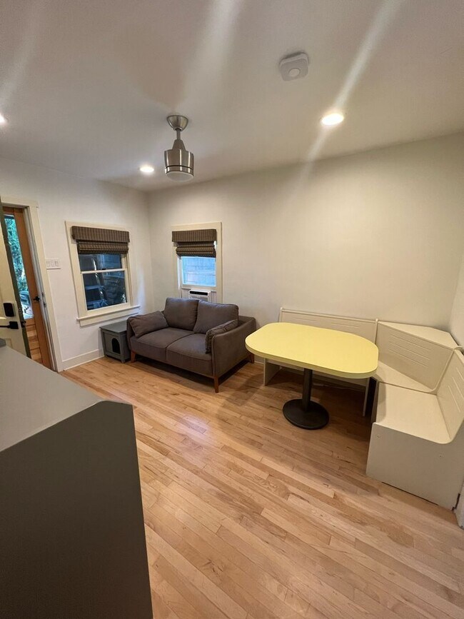 Foto del edificio - Walk to Campus From This Cute 2 Bedroom Back House