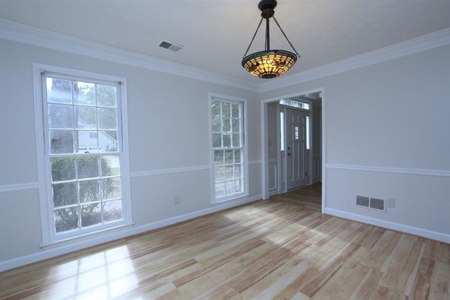 Building Photo - 4929 Willow Creek Dr