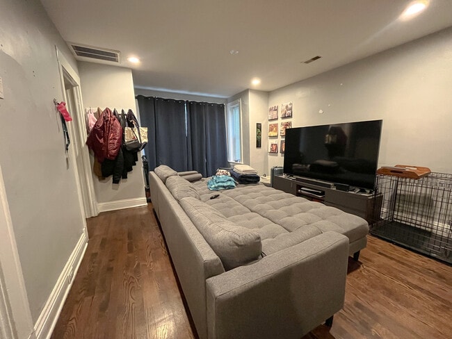 Building Photo - 2541 W Cortland St