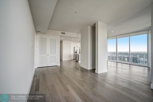 Foto del edificio - 215 N New River Dr E