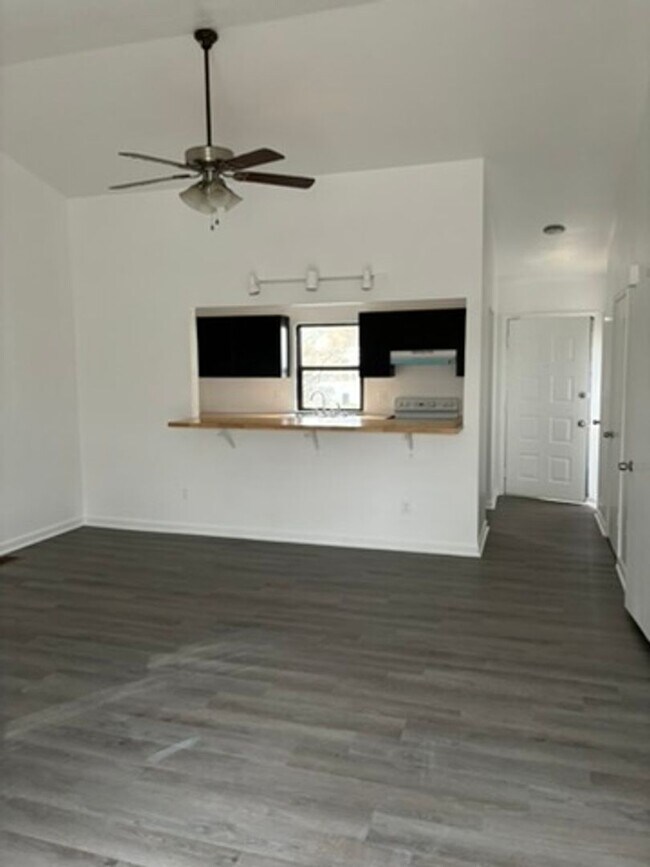 Foto del edificio - WoodHaven6635