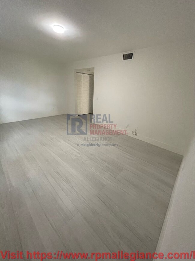 Foto del edificio - Updated 2-Bedroom Villa with Modern Featur...