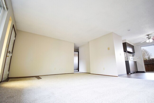 Building Photo - Move In Special! Single Level 2-Bedroom Ap...