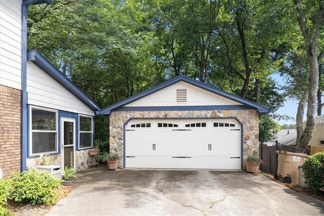 Building Photo - 4989 Kingswood Dr