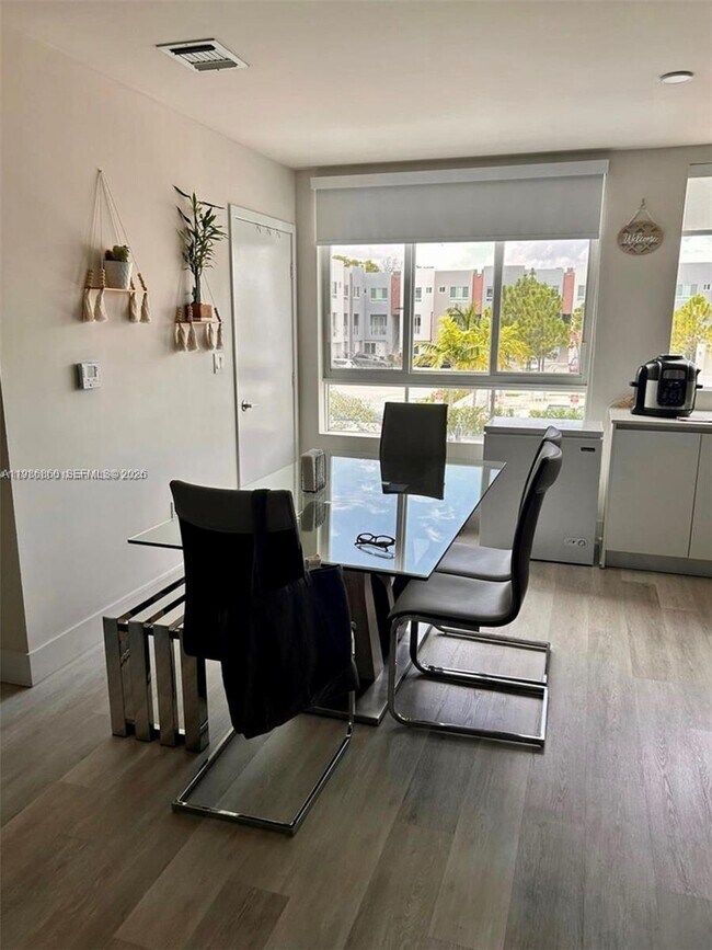 Foto del edificio - 2561 NE 193rd St