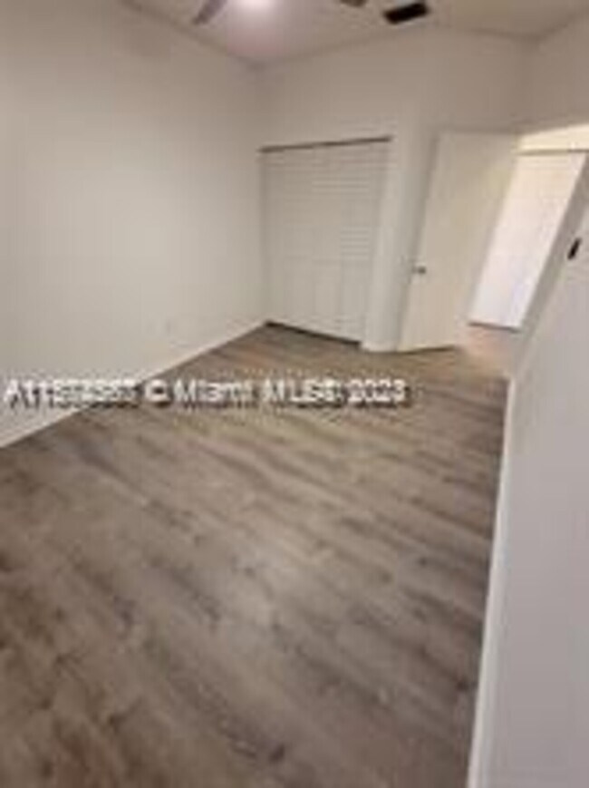 Building Photo - 15515 N Miami Lakeway N #202