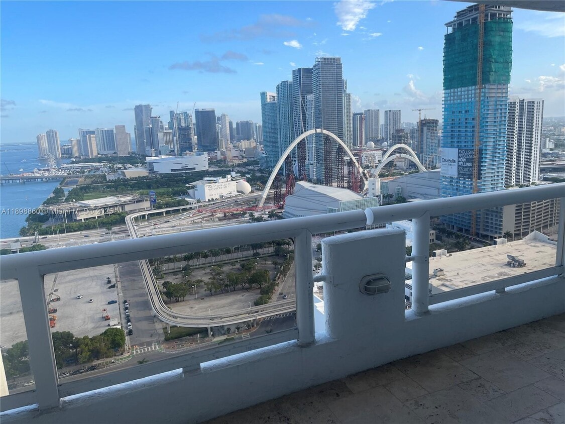 Primary Photo - 1717 N Bayshore Dr