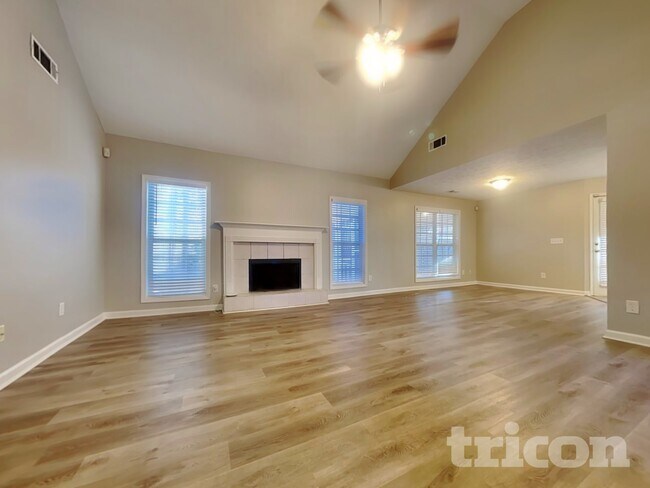 Foto del edificio - 3021 Tennyson Dr