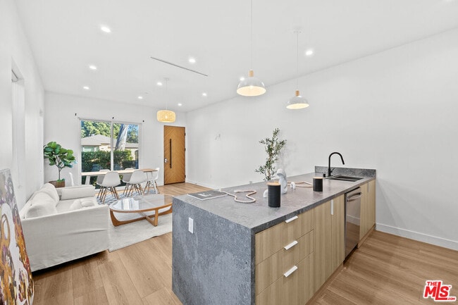 Foto del edificio - 1905 S Corning St