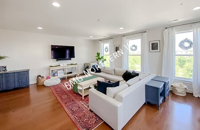 Foto del edificio - 738 Annie Rose Ave