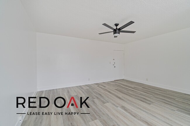 Building Photo - Spacious Two Bedroom with Stunning Hardwoo...