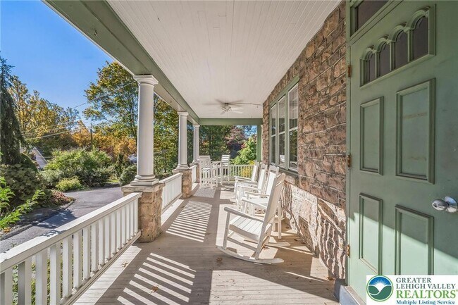 Foto del edificio - 313 Edgewood Dr